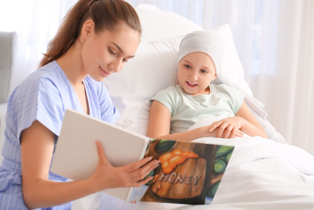 Enfermera lee un libro a una niña